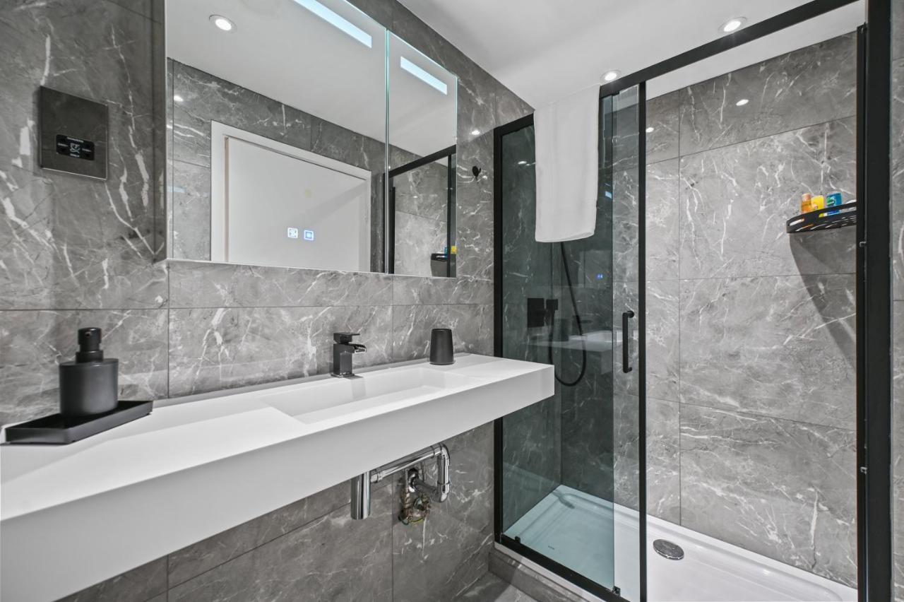 Stunning 3 Bed 2 Bathroom Basement Flat In Earls Court, Apartamento Londres